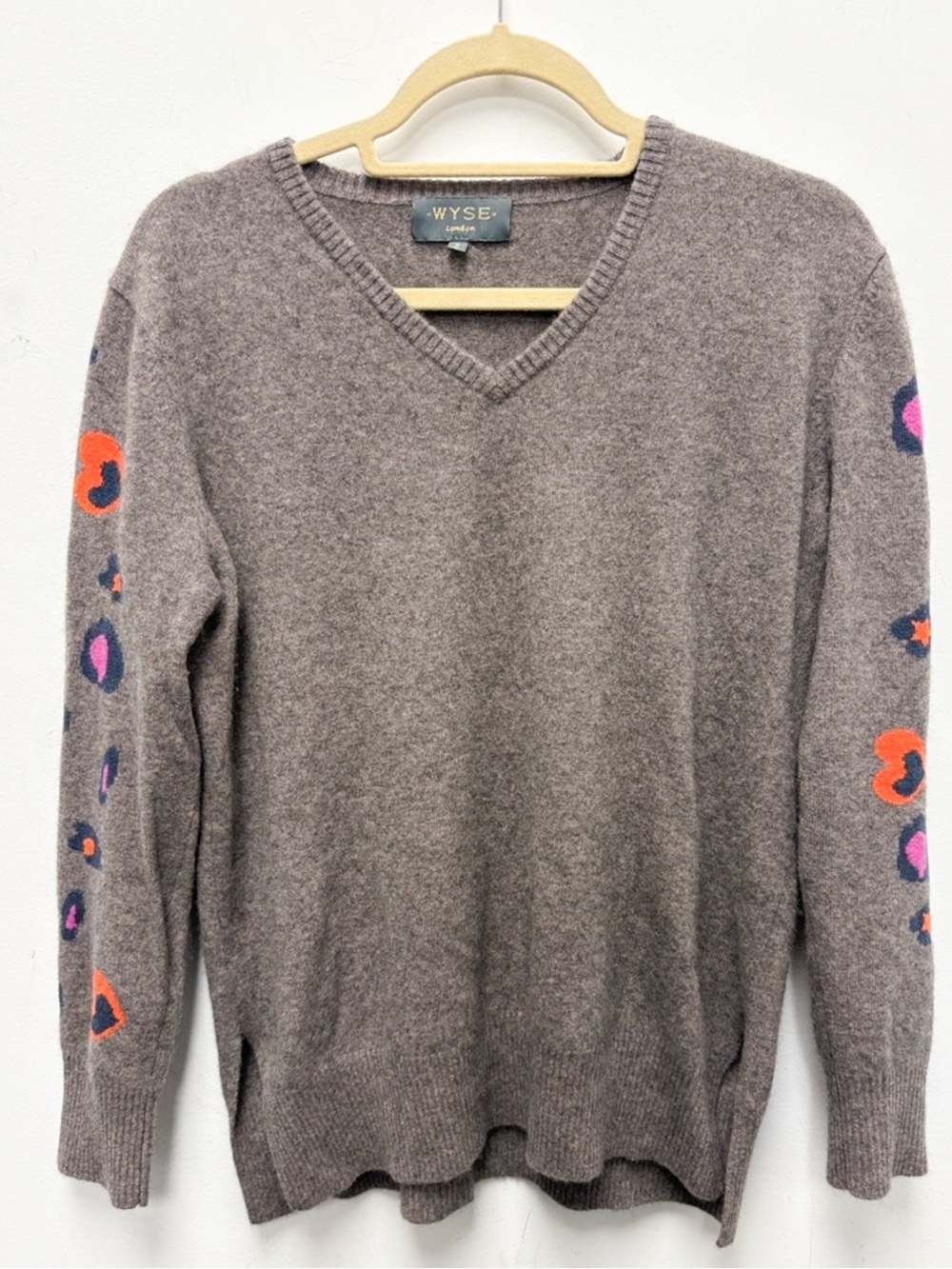 WYSE cashmere V-Neck Sweater with leopard print Sleeve Detail